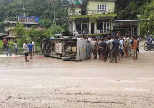 धादिङमा माइक्रो बस दुर्घटना हुँदा १५ जना घाइते