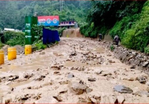 लगातारको वर्षासँगैकोे पहिरोले मुख्य राजमार्ग ठप्प