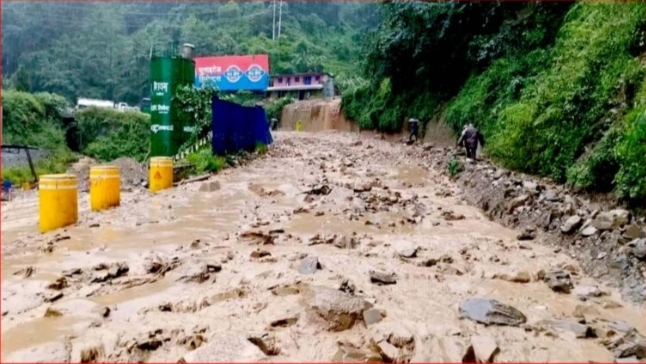 लगातारको वर्षासँगैकोे पहिरोले मुख्य राजमार्ग ठप्प