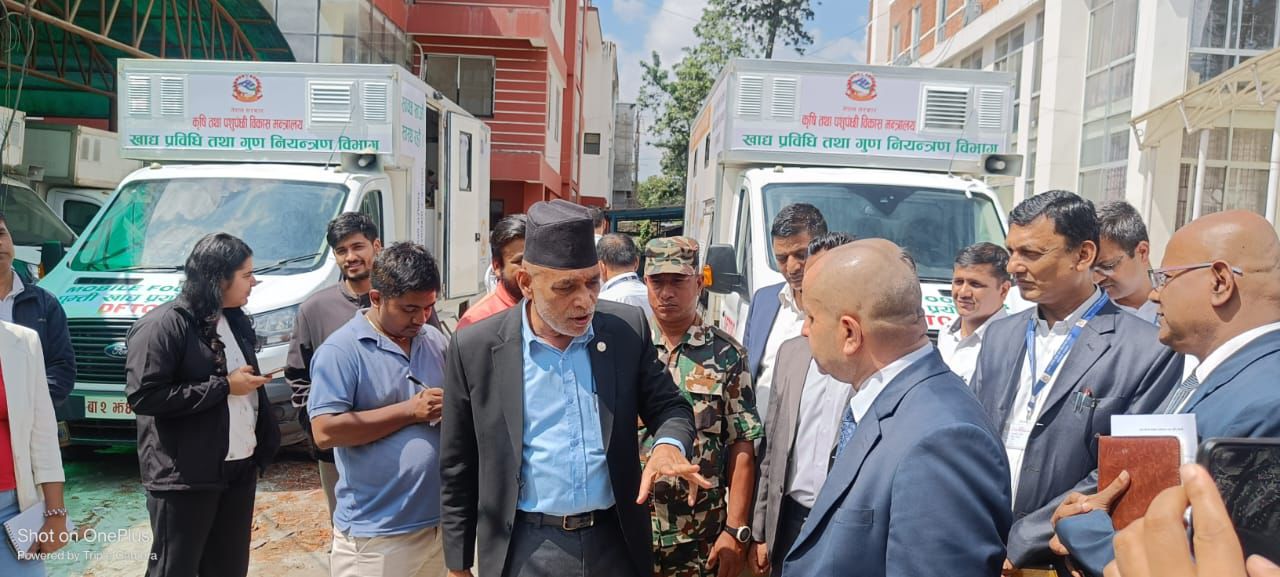 कृषि मन्त्री अधिकारीले सञ्चालनमा ल्याए छ वर्ष देखि अलपत्र रहेको वेल इक्विपमेन्ट ल्याबोटरी मोबाइल भ्यान